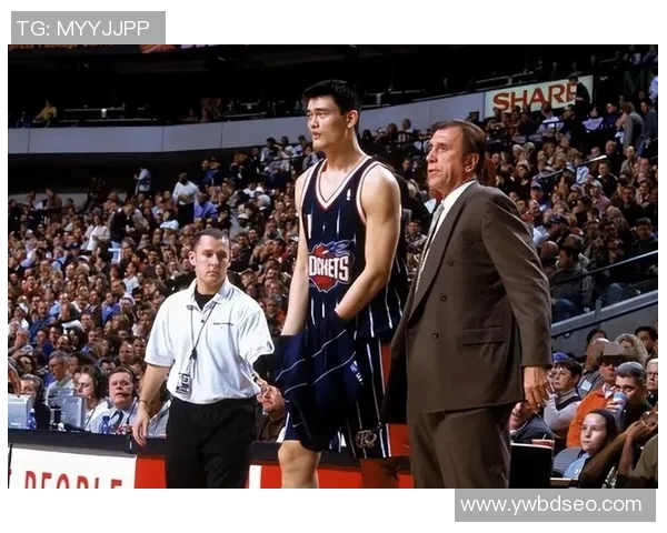 姚明亲临昆明篮球盛会引发球迷热烈追捧与欢呼 姚明亲临昆明篮球盛会引发球迷热烈追捧与欢呼