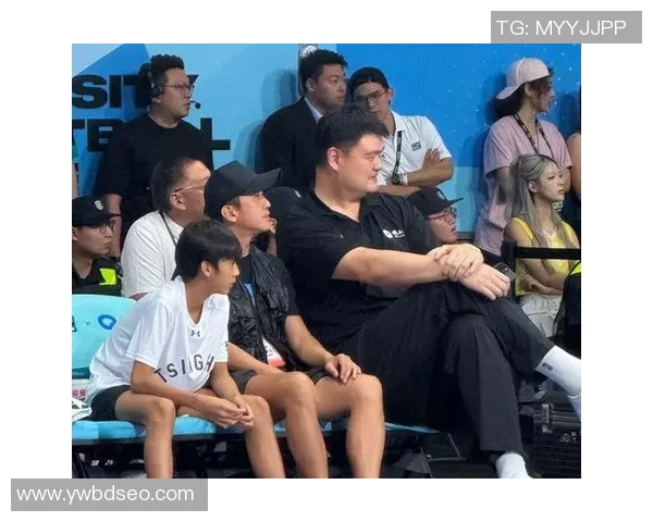 姚明在街头观察路人展现人性百态引发深思与共鸣 姚明在街头观察路人展现人性百态引发深思与共鸣