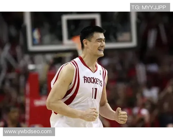 模仿姚明罚球技巧的趣味挑战赛让你在篮球场上大展身手