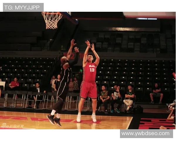 姚明与阿里对决篮球场上的传奇之战展现体育精神与友谊的完美结合 姚明与阿里对决篮球场上的传奇之战展现体育精神与友谊的完美结合