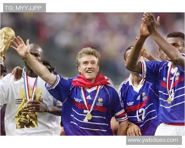 法国雄鸡足球明星夹克展现运动魅力与时尚风范的完美结合