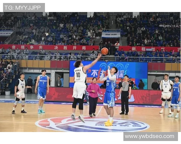 篮球明星轻松坐姿跳舞展现活力与魅力的精彩瞬间